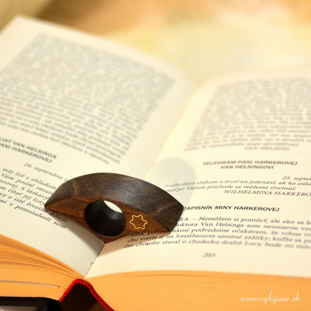 Drevená záložka do knihy, orechové drevo, vybitý kvietok mosadzou