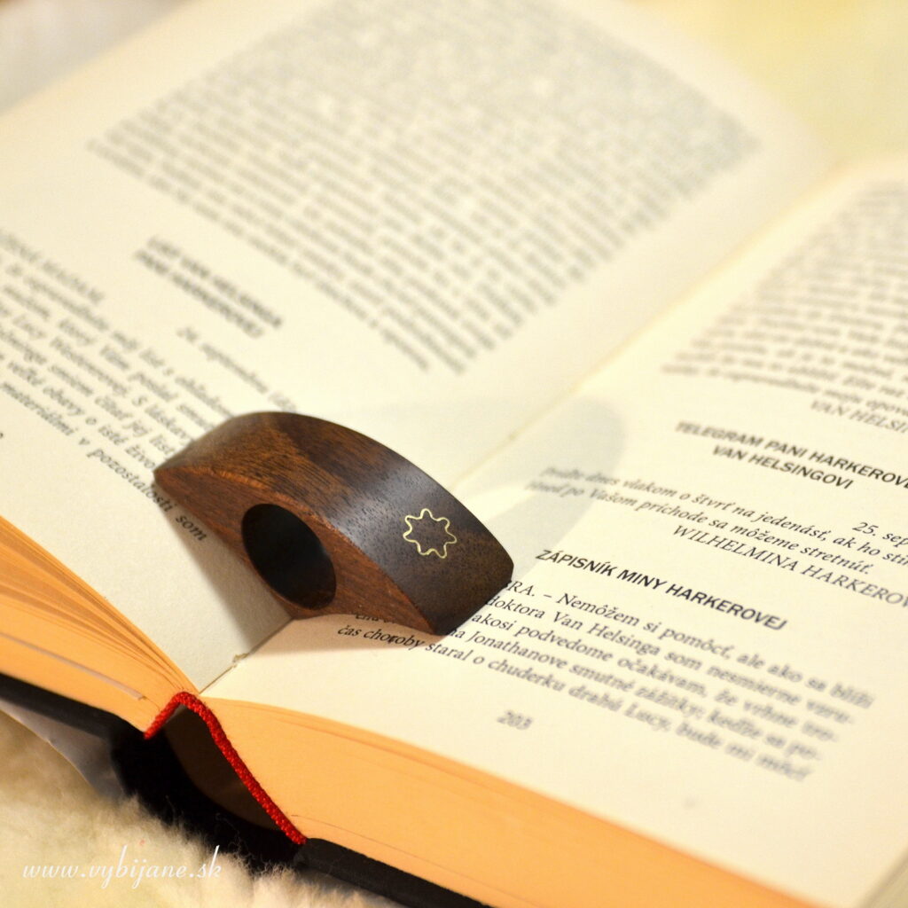 Drevená záložka do knihy, orechové drevo, vybitý kvietok mosadzou