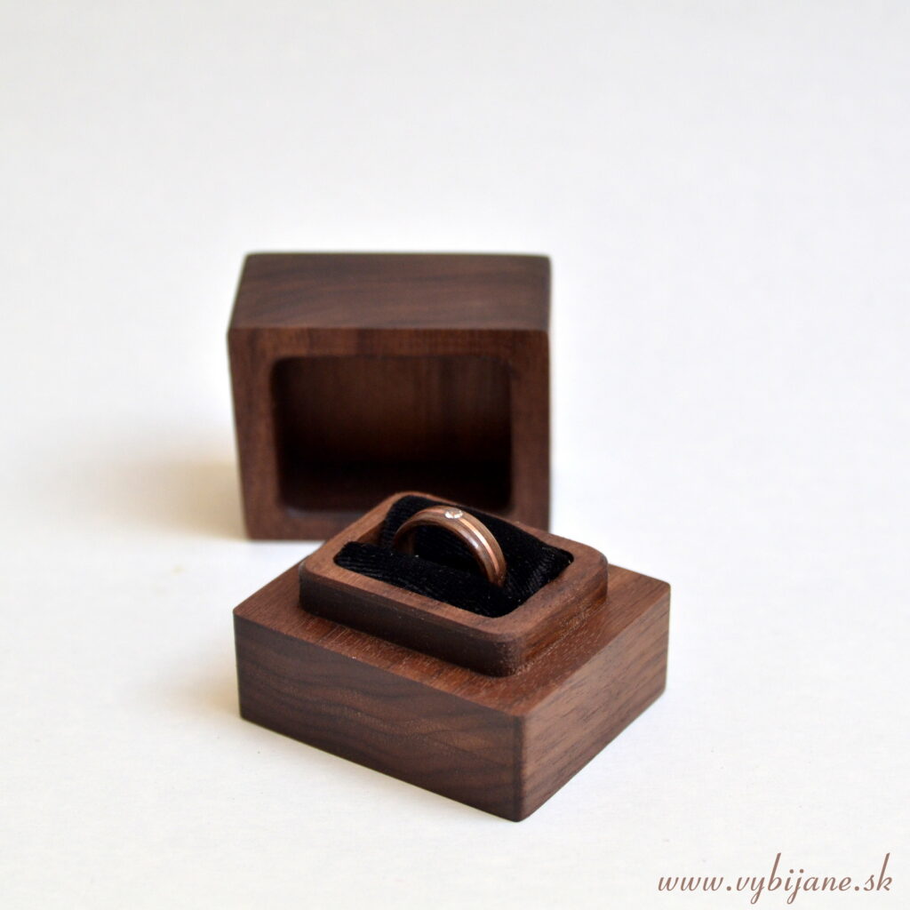 Orechová krabička s dreveným zásnubným prstienkom