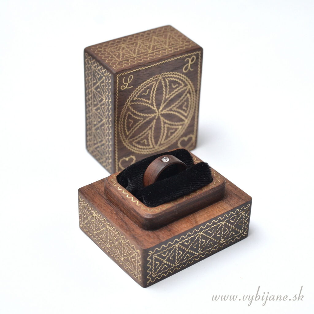 Vybíjaná drevená krabička ukrýva drevený prsteň so zirkónom