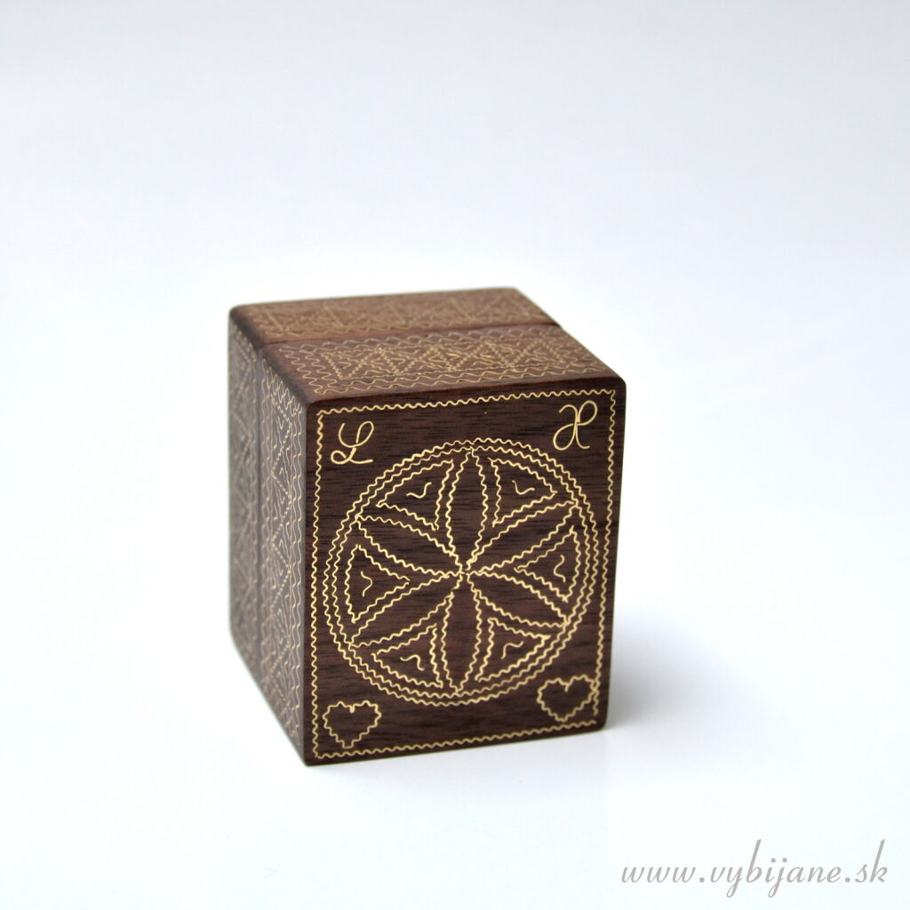 Plne vybíjaná drevená krabička na prsteň, vybité iniciálky